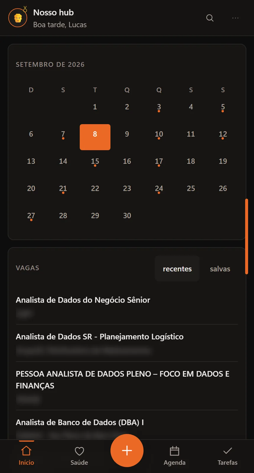 O Hub no celular com a barra de quatro abas no rodapé e o botão de ação redondo no meio